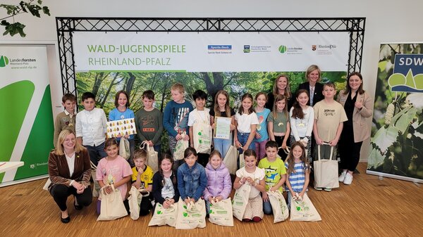 Gruppenbild Siegerklasse mit Ehrengästen